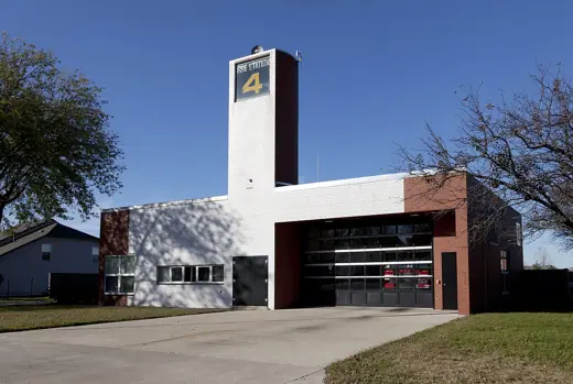 Photo 1: Exterior