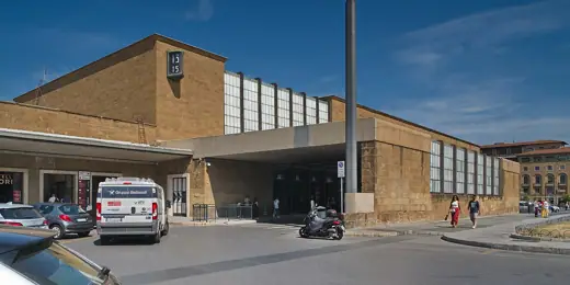 Photo 5: Exterior