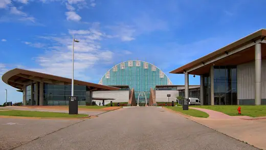 Photo 1: Exterior