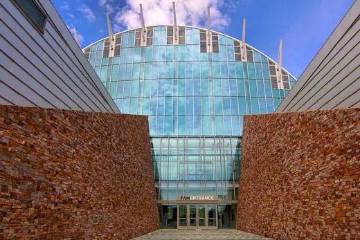 Photo 2: Exterior