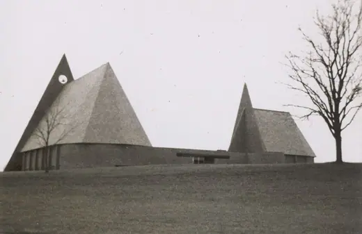 Photo 2: Exterior