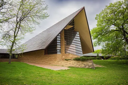 Photo 1: Exterior