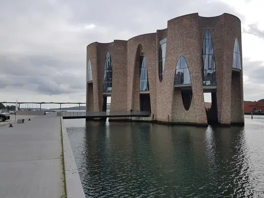 Photo 2: Exterior