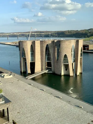 Photo 4: Exterior