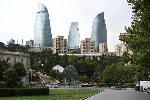 Photo 2: Exterior · Flame Towers von der Uferpromenade gesehen