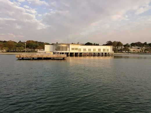 Photo 4: Exterior