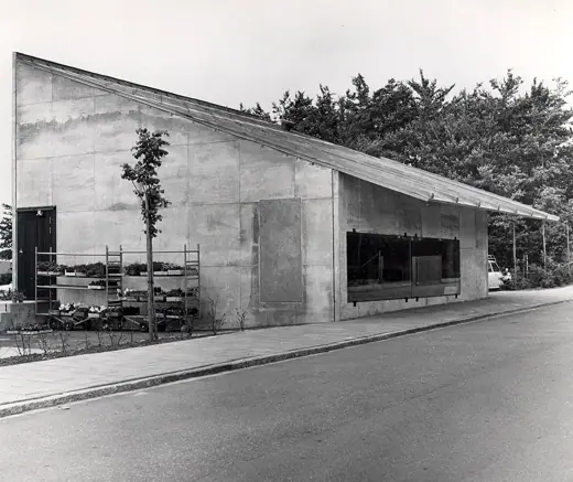 Photo 2: Exterior · Blomsterkiosk, betongbyggnad, exteriör, Östra kyrkogården, Malmö, av Sigurd Lewerentz, 1969