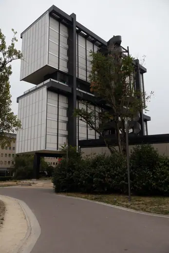 Photo 3: Exterior · Modernist House in Cite universitaire