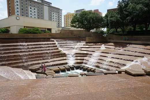 Photo 1: Context · The Active Pool at the Fort Worth Water Gardens in Fort Worth , Texas ( United States )