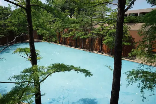 Photo 4: Context · The Quiet Pool at the Fort Worth Water Gardens in Fort Worth , Texas ( United States )