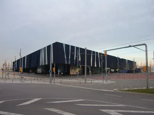 Photo 1: Exterior