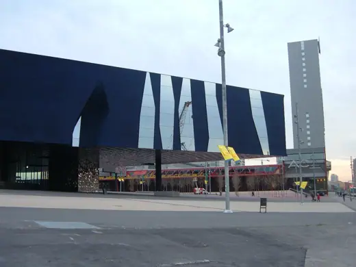 Photo 2: Exterior