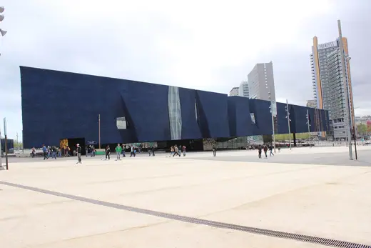 Photo 3: Exterior