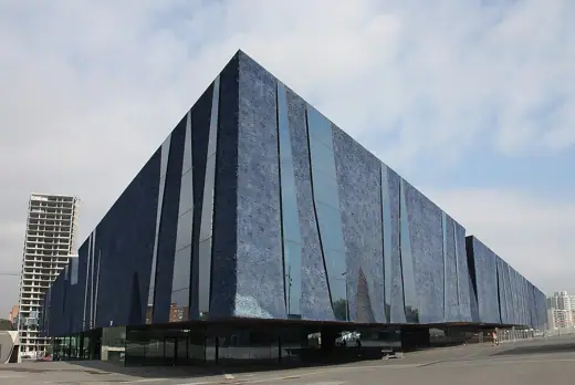Photo 4: Exterior