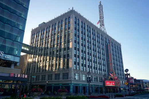 Photo 1: Exterior