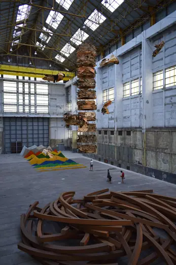 Photo 3: Exterior · "Gigantisme"