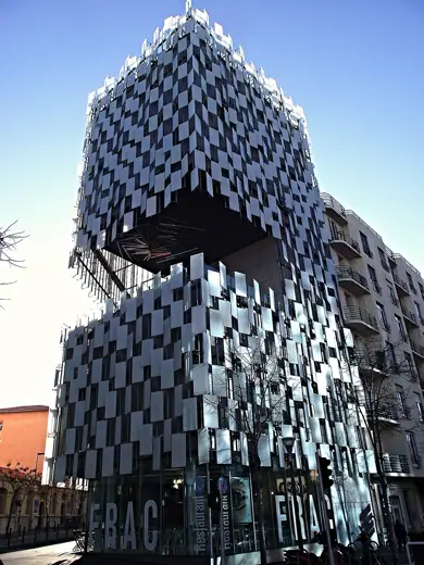 Photo 2: Exterior