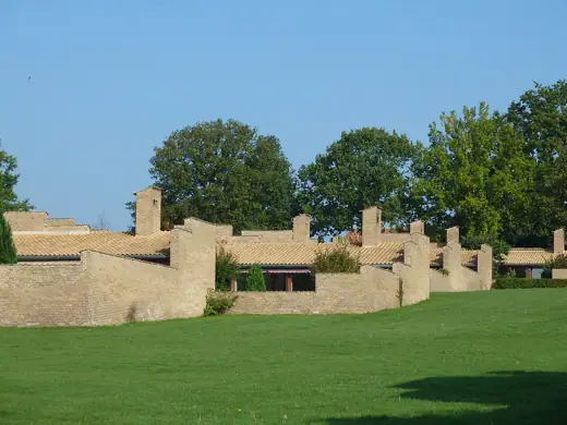 Photo 2: Exterior · Jørn Urzon's Fredensborg Houses (Fredensborghusene) in Fredensborg, Denmark