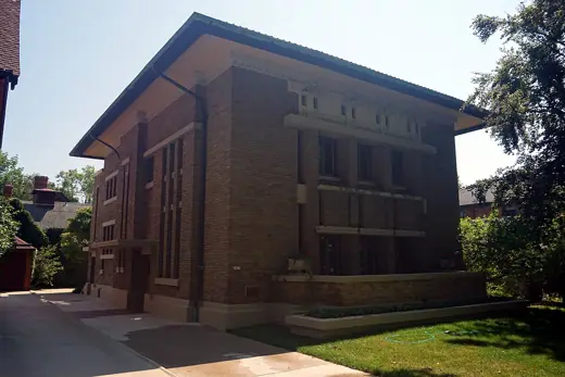 Photo 1: Exterior