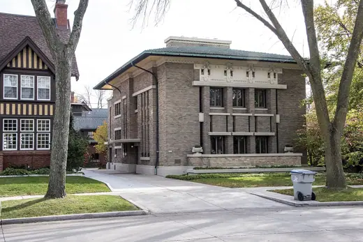 Photo 4: Exterior