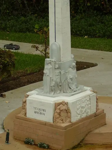 Photo 7: Model · Model in Mini-Europe; Freedom monument (in Riga, Latvia)