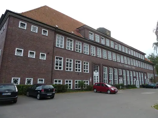 Photo 2: Exterior