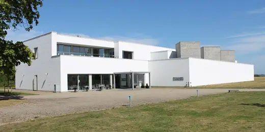 Photo 1: Exterior