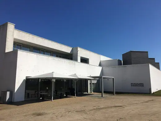 Photo 2: Exterior