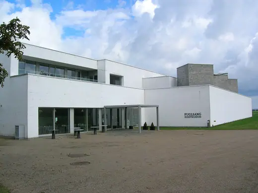 Photo 3: Exterior