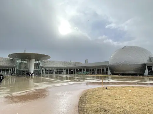 Photo 1: Exterior