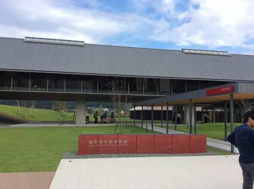 Photo 1: Exterior