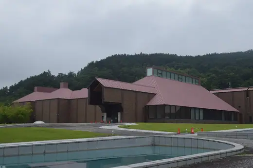Photo 1: Exterior