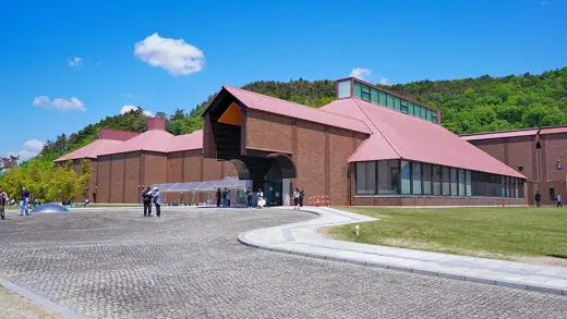 Photo 2: Exterior