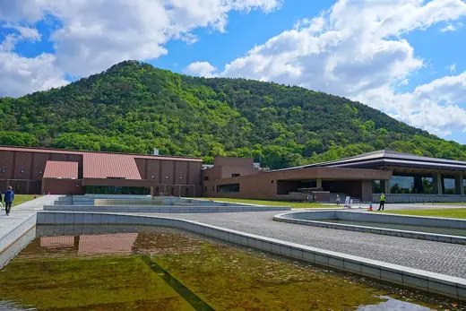 Photo 3: Exterior