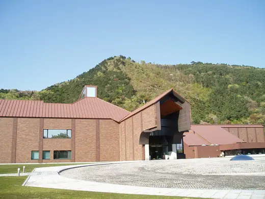 Photo 4: Exterior