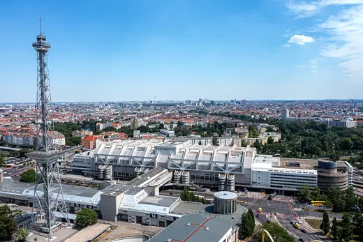Photo 2: Exterior · ICC Berlin, davor der Berliner Fernsehturm, Juni 2022