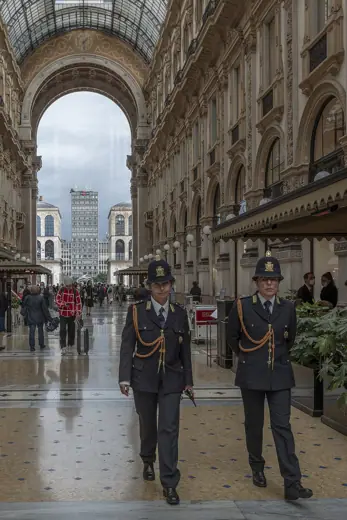 Photo 3: Exterior · Galleria Vittorio Emanuele II - Braccio verso Piazza del Duomo con agenti di Polizia Locale