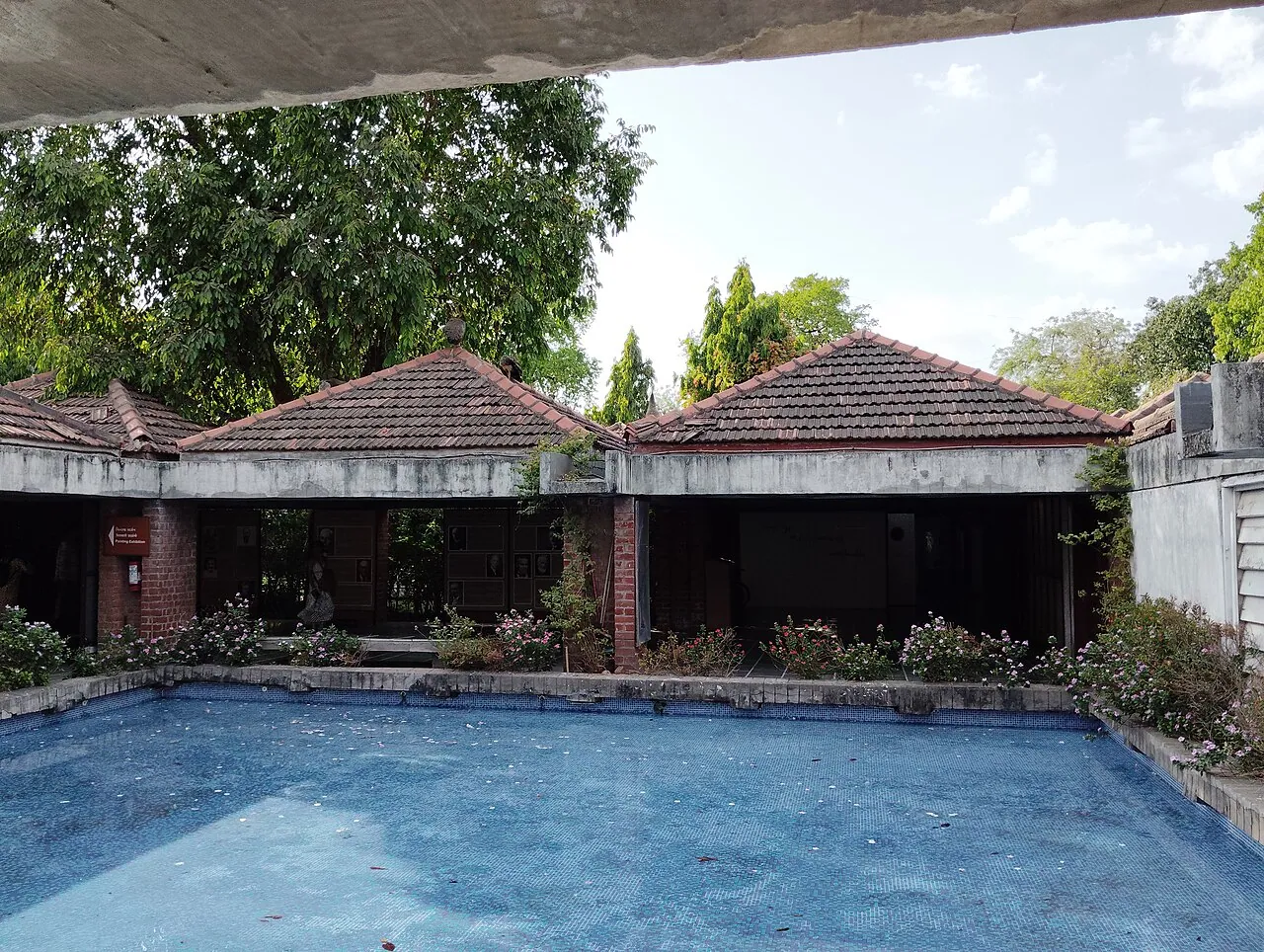 Gandhi Smarak Sangrahalaya: Exterior
