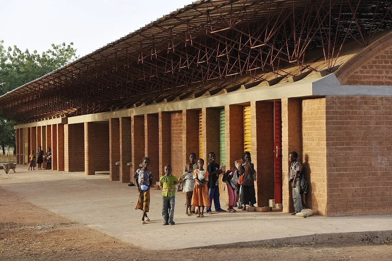 Gando Primary School: Exterior · Estensione della scuola primaria a Gando, Burkina Faso
