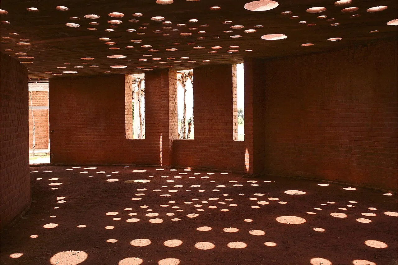 Gando Primary School: Interior · Interno della biblioteca del complesso della scuola primaria, a Gando, Burkina Faso