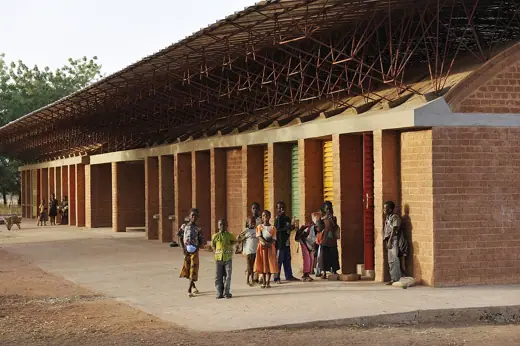 Photo 3: Exterior · Estensione della scuola primaria a Gando, Burkina Faso