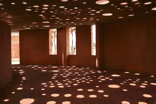 Photo 4: Interior · Interno della biblioteca del complesso della scuola primaria, a Gando, Burkina Faso