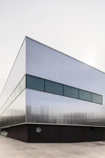 Photo 2: Exterior
