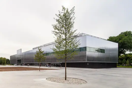 Photo 3: Exterior