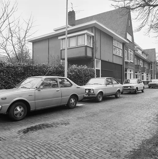 Photo 3: Exterior · rechter zij- en voorgevel