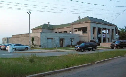 Photo 1: Exterior