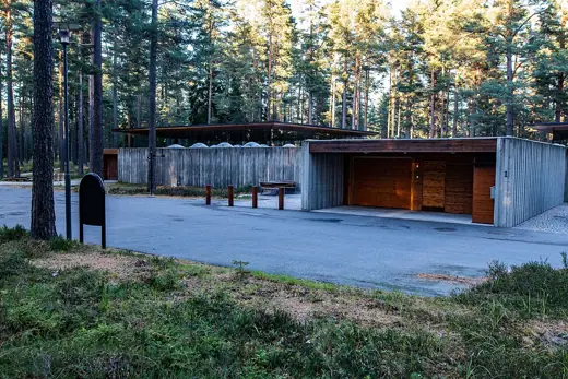 Photo 2: Exterior