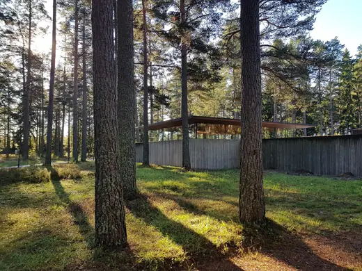 Photo 3: Exterior