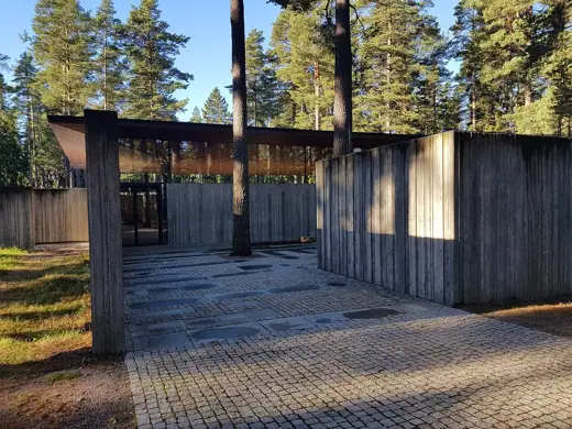Photo 4: Exterior