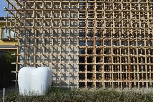 Photo 2: Exterior